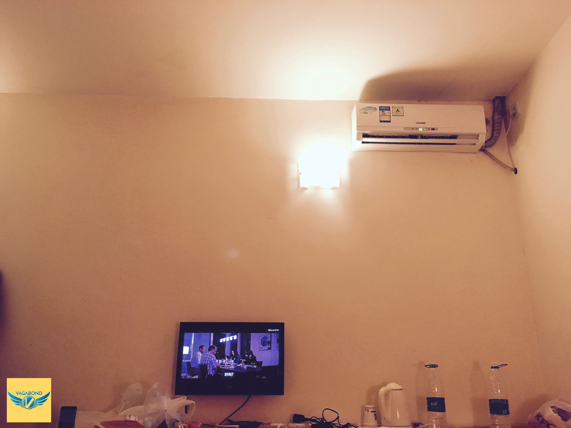 7天連鎖酒店(7 Days Inn)的冷氣與電視。