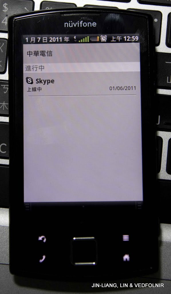 正在利用行動網路，連結到Skype 中，以便跟人即時分享互動