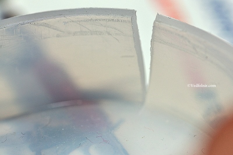 裂開的Nikon 軟質透明鏡頭後蓋