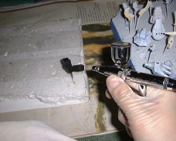 用噴筆進行噴塗作業。