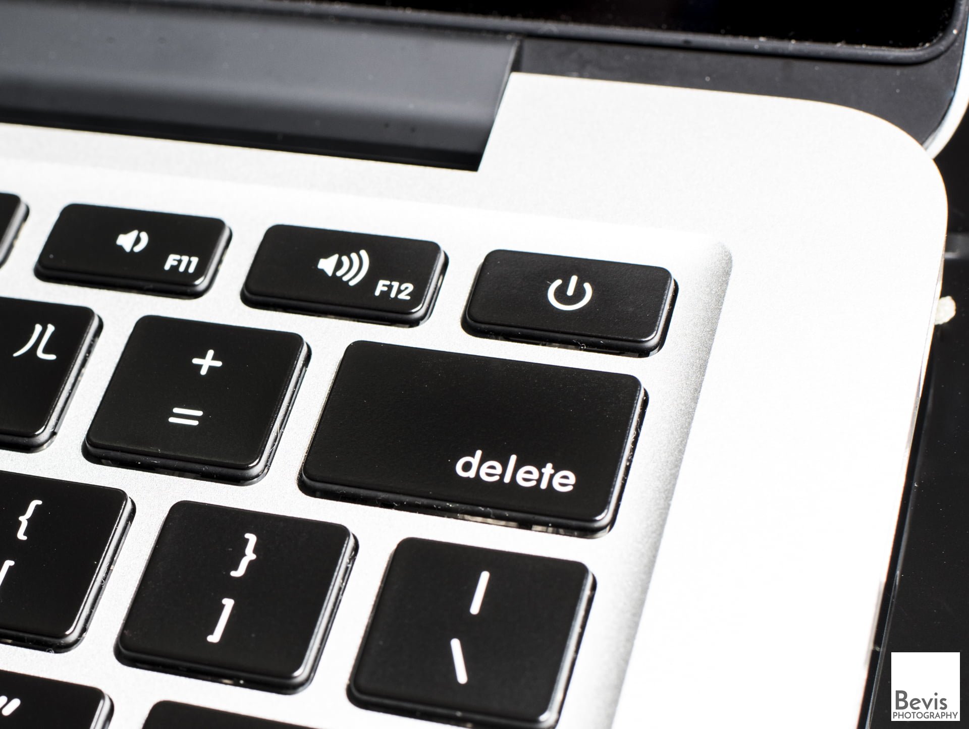 蘋果電腦，筆記型電腦 Macbook Pro 電源按鈕。