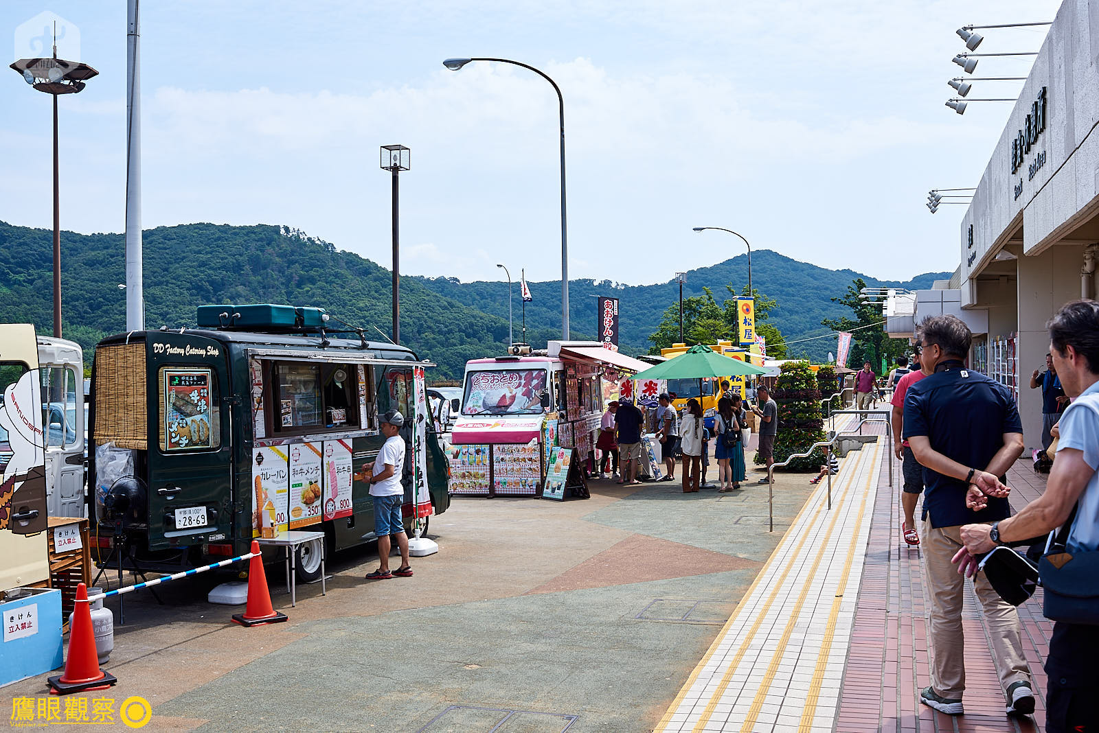 高速公路休息站門外的餐車