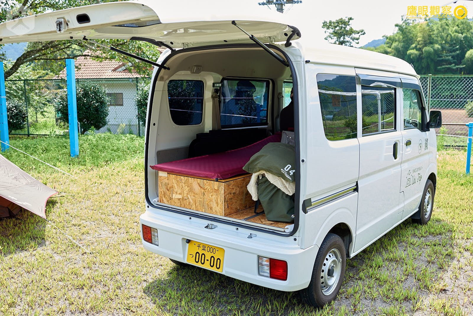 年輕女生自行改裝的露營車,正在日本環島一圈中。