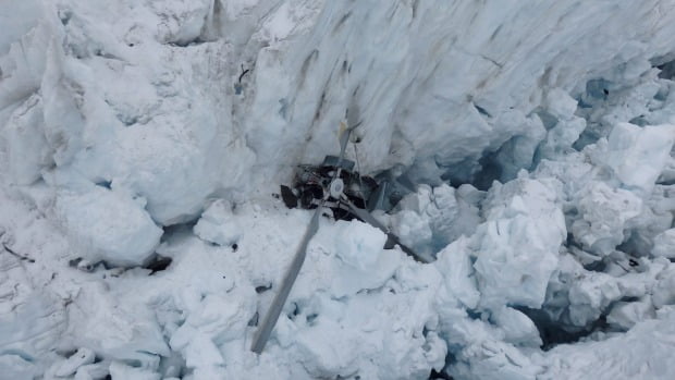 New_Zealand_Helicopte_crashed_on_Fox_Glacier_1121