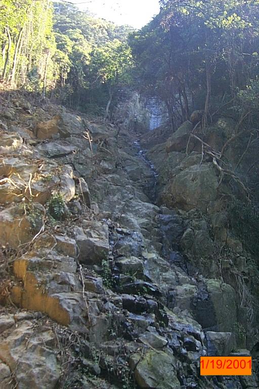 青山瀑布未重整前的右岸山壁，原始風貌如上圖後方，現已經灑上水泥強化（網路圖片）。