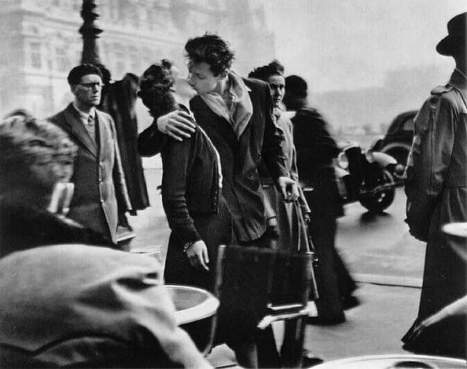 Kiss by the Hotel de Ville
