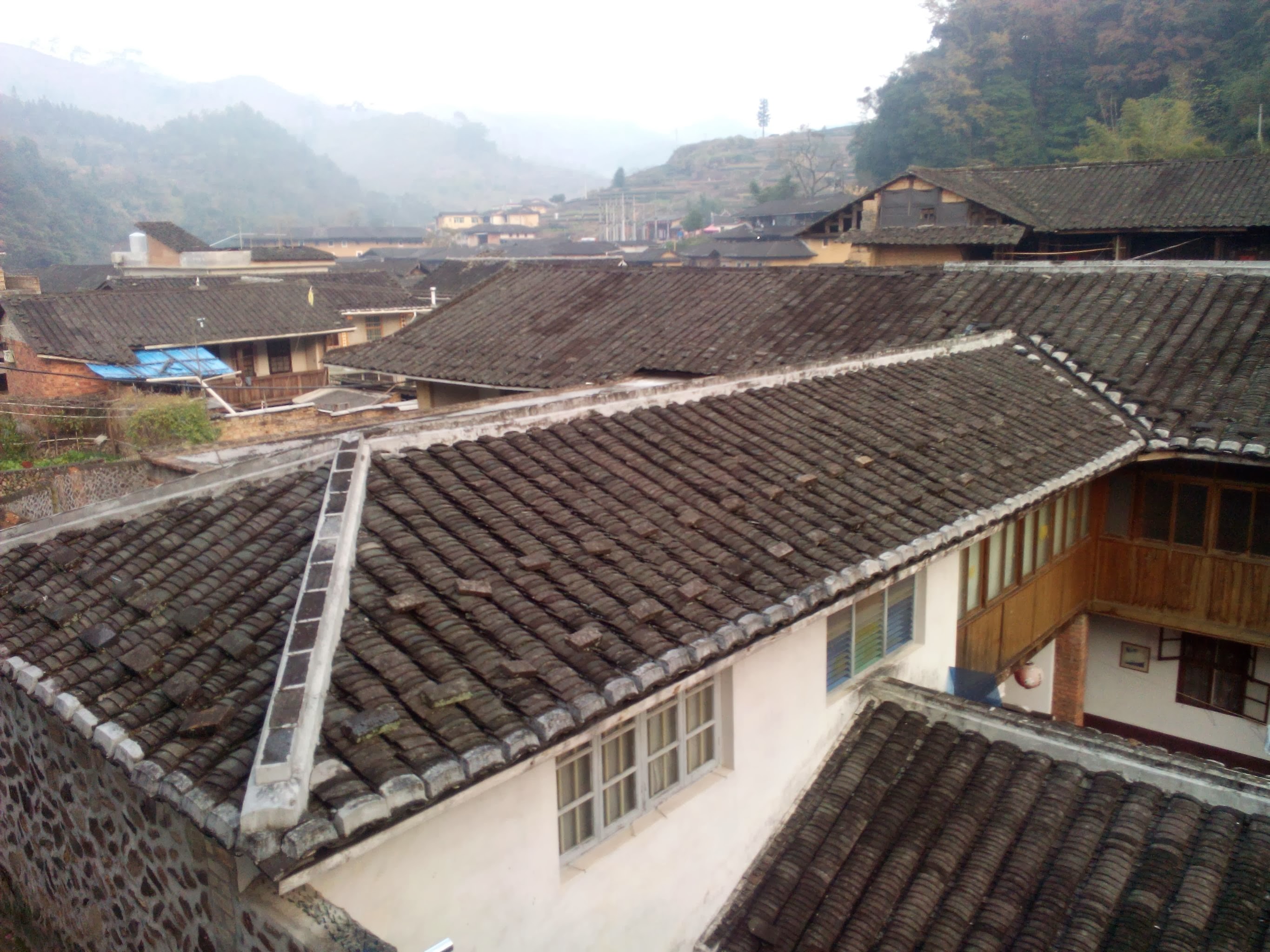 青年旅舍二樓走道望向村中的景觀