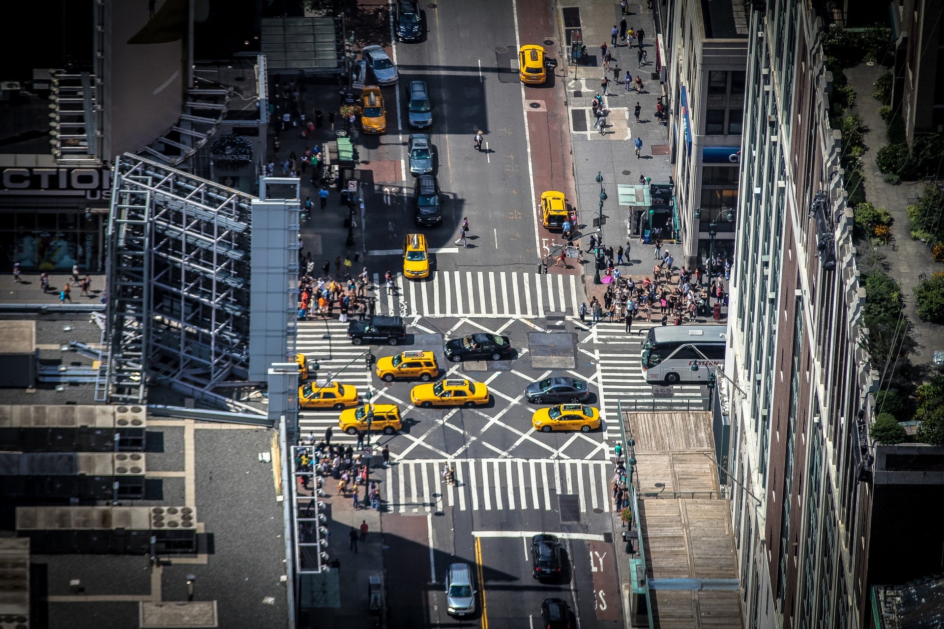 城市街頭人潮湧動與現代大都會競技景觀