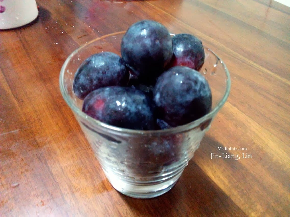 預先備料：測量一杯葡萄冰沙需要的葡萄量。