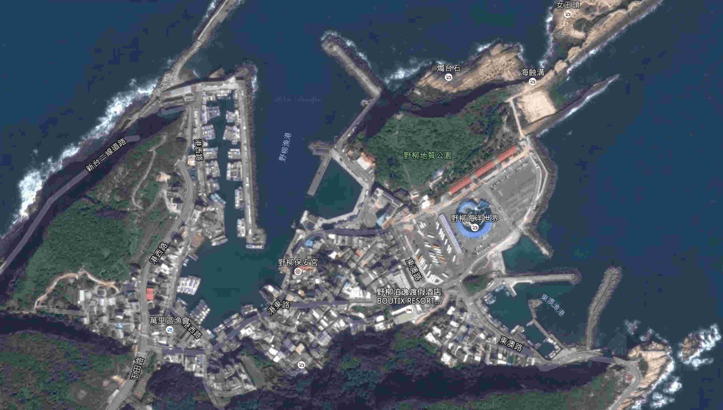 野柳岬灣衛星空拍標示,呈現女王頭、燭台石與海蝕溝等珍貴地質景觀分布