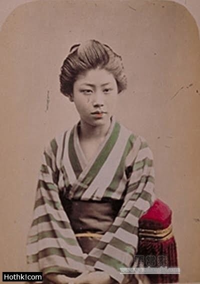 身著豎條紋和服的女性