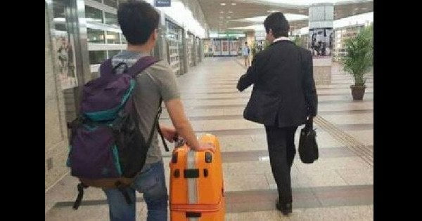  暖男幫忙帶路去旅館。