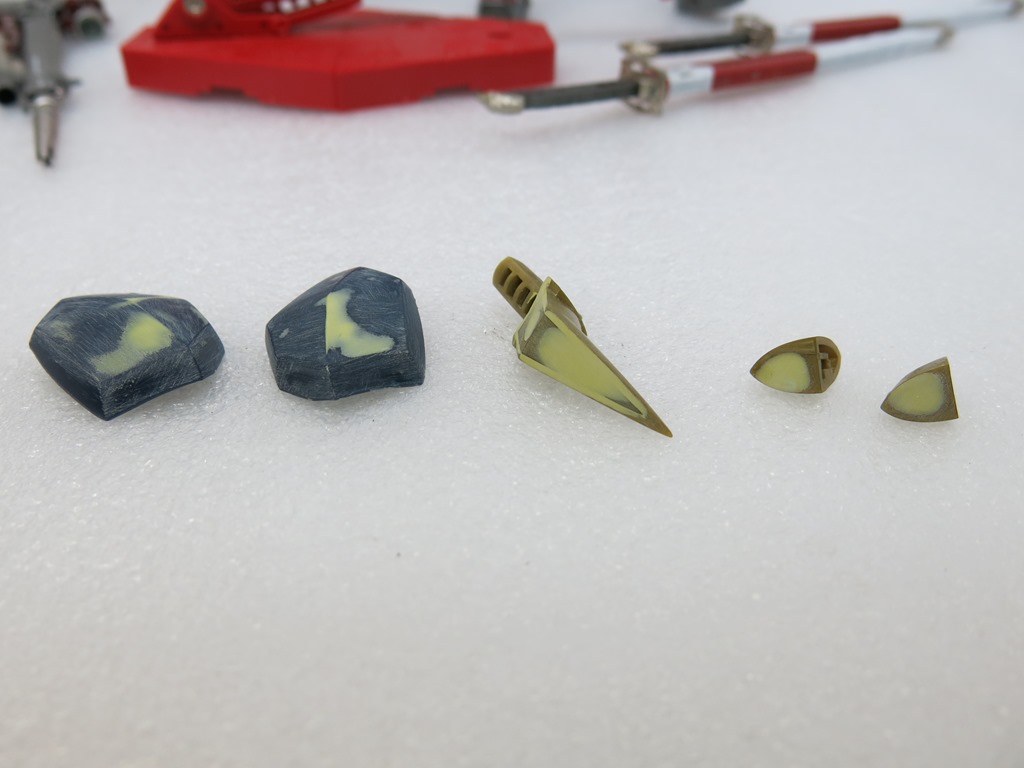 大前卡模型縮膜零件上補土修整作業