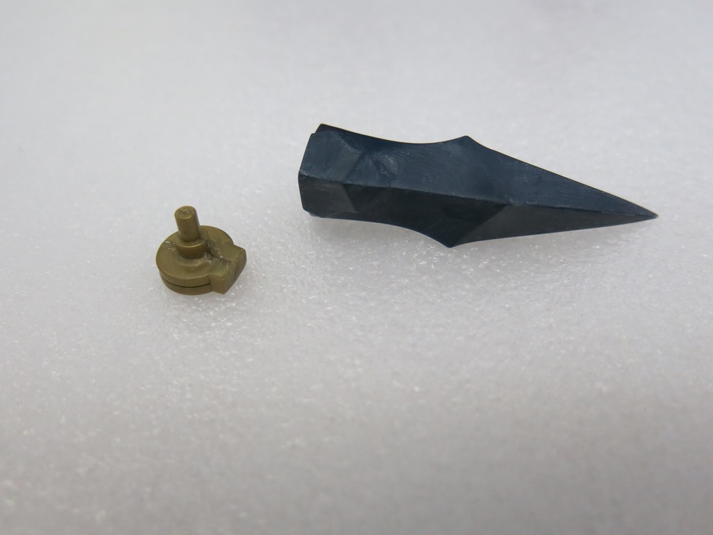 大前卡模型零件無縫處理:三秒膠填縫作業