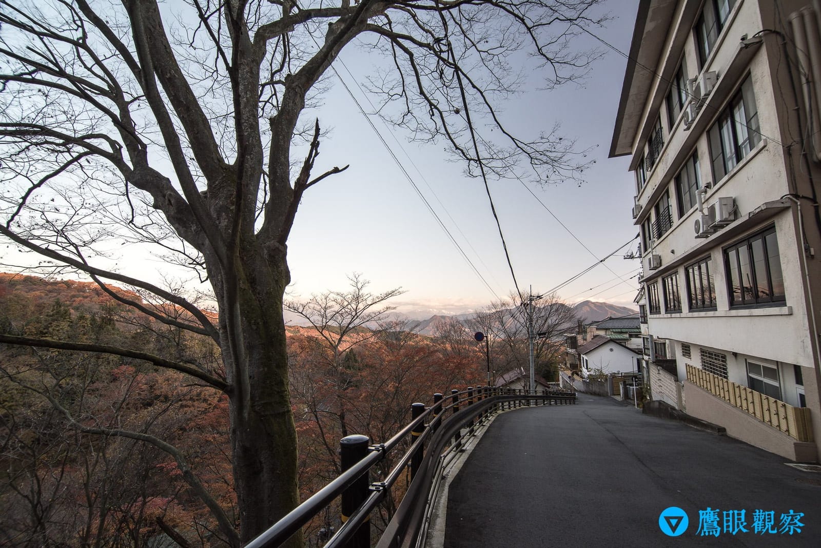 岸權旅館周邊溫泉街建築與街道景觀