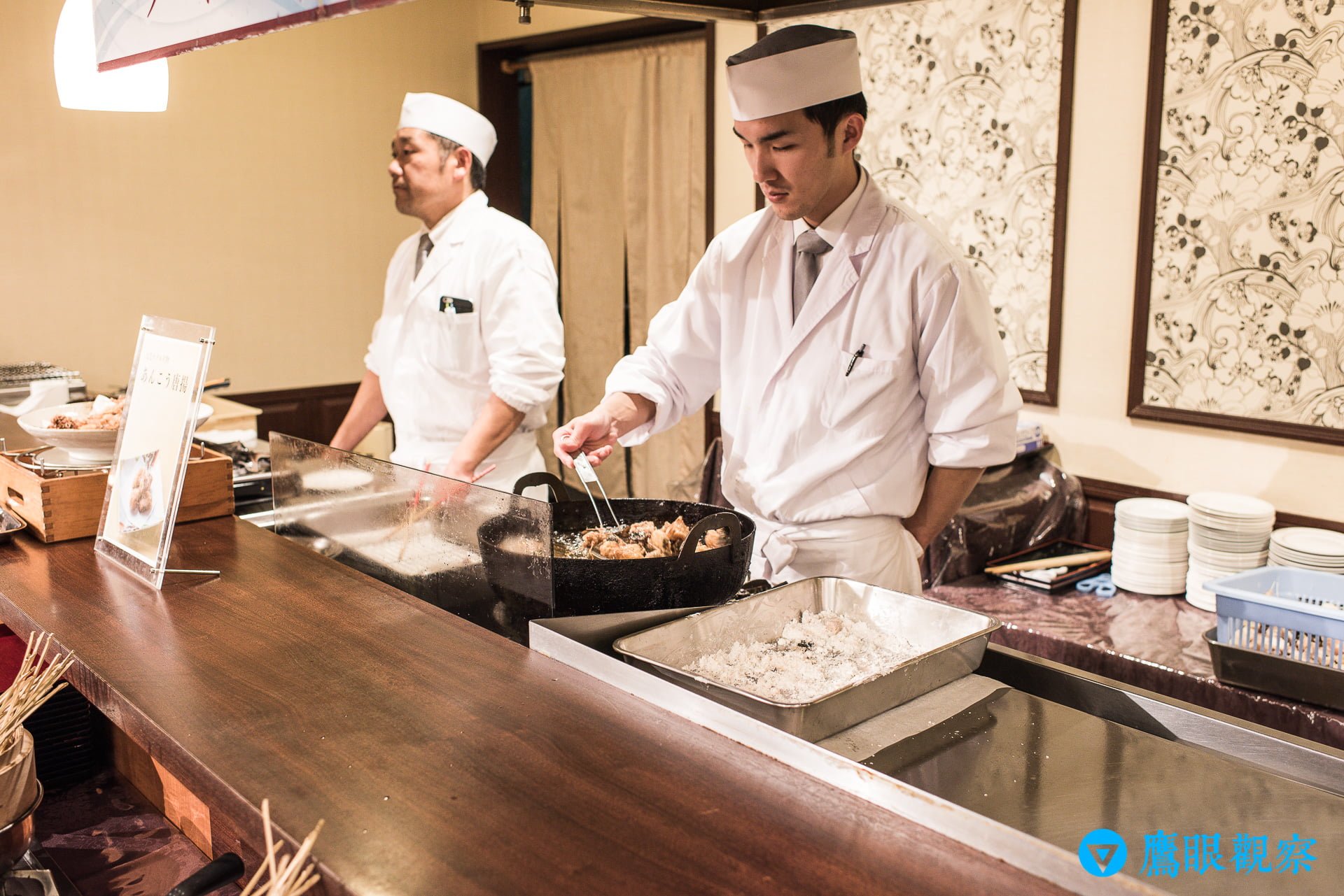 師傅在開放式廚房現場料理炸物天婦羅