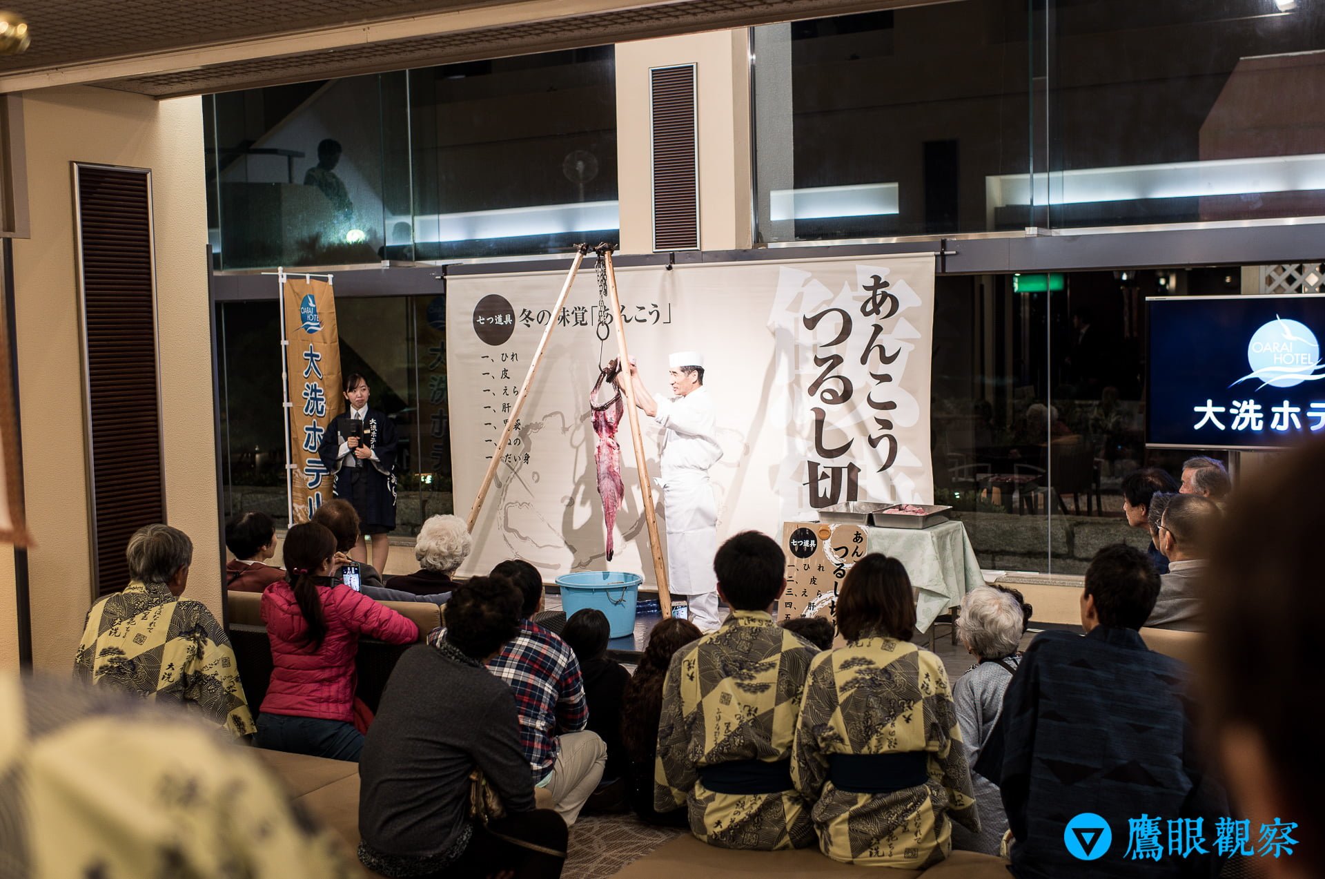 大廳現場上演震撼的鮟鱇魚吊切秀
