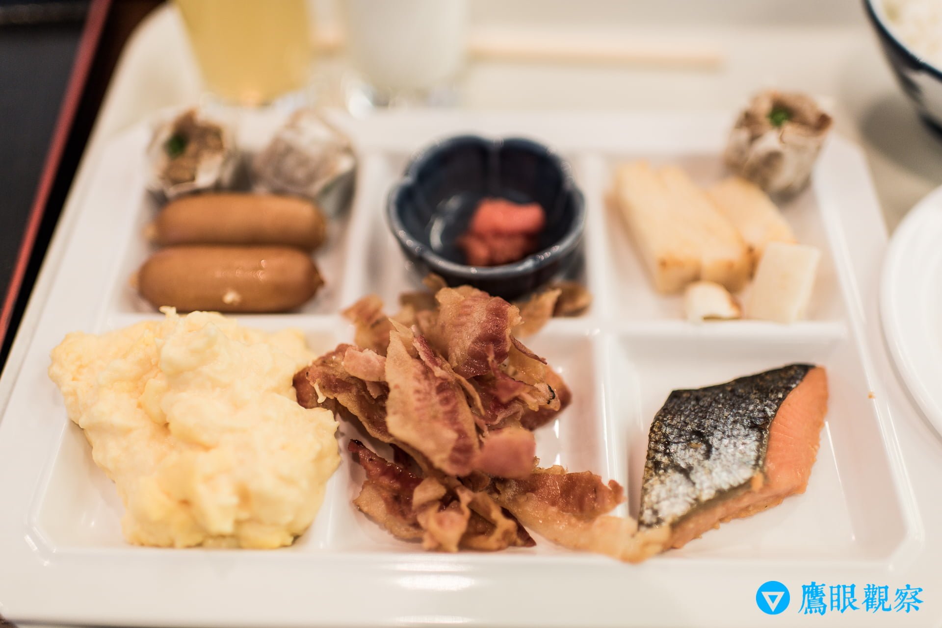 九宮格朝食菜色特寫：鹽烤鮭魚、炒蛋、明太子與玉子燒