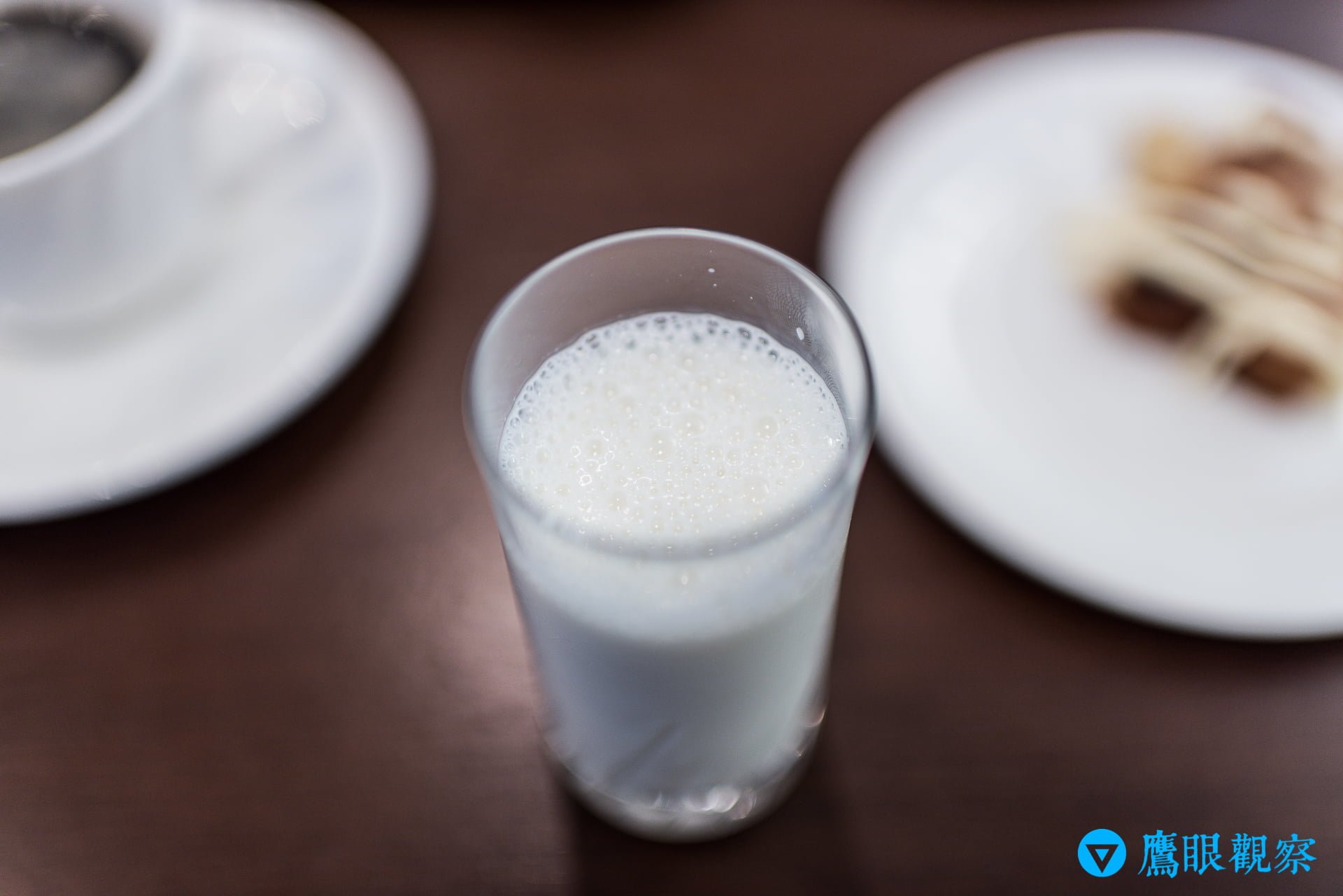 餐後一杯香醇鮮乳與現煮手沖黑咖啡