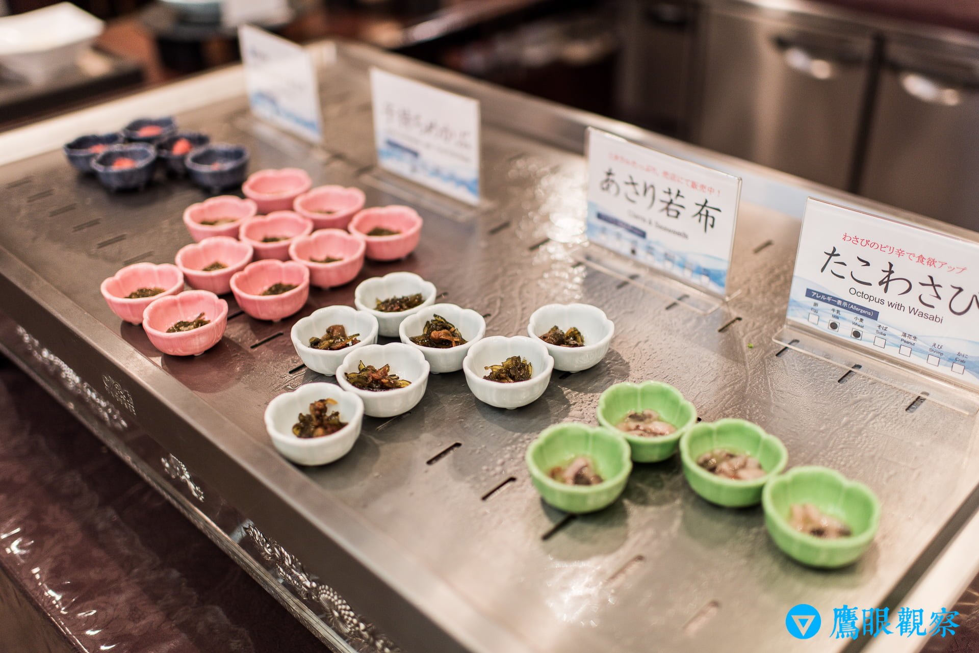 日式珍味小菜碟：芥末章魚、若布海帶與魚卵海蘊