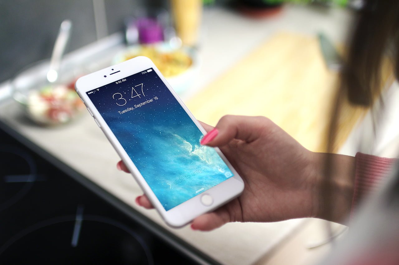 智慧型手機每天高頻率拿取使用，若與護照錢包捆綁，將暴露極高的失竊風險