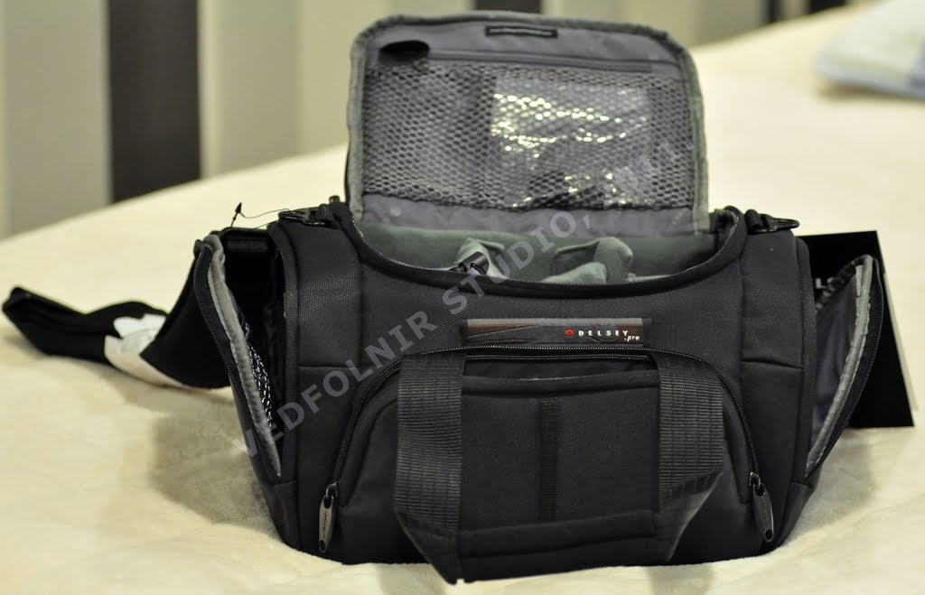 Pro Bag 4 相機包正面與配件袋配置