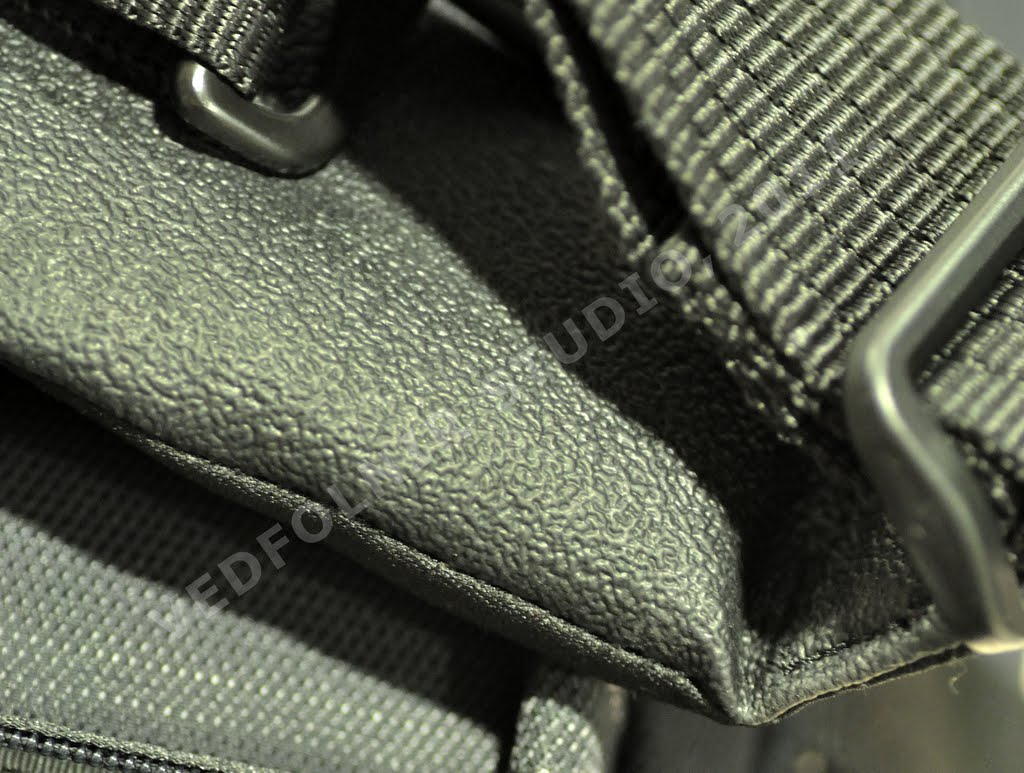 Pro Bag 4 使用粗糙皮面防滑材質之背帶內側面