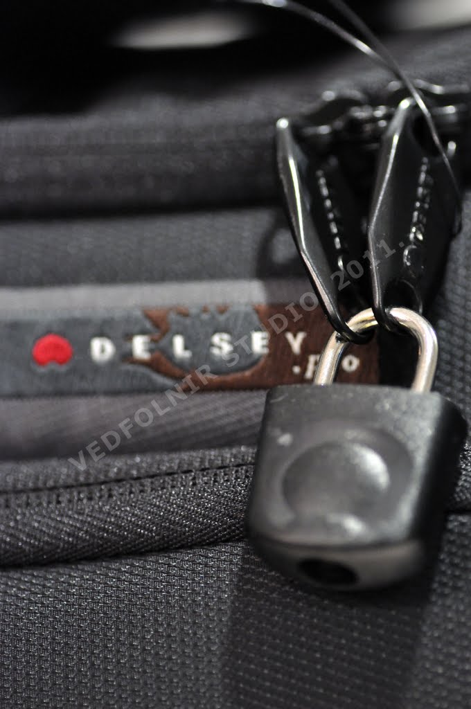 Pro Bag 4 雙拉鍊與鎖具結合上鎖實施例