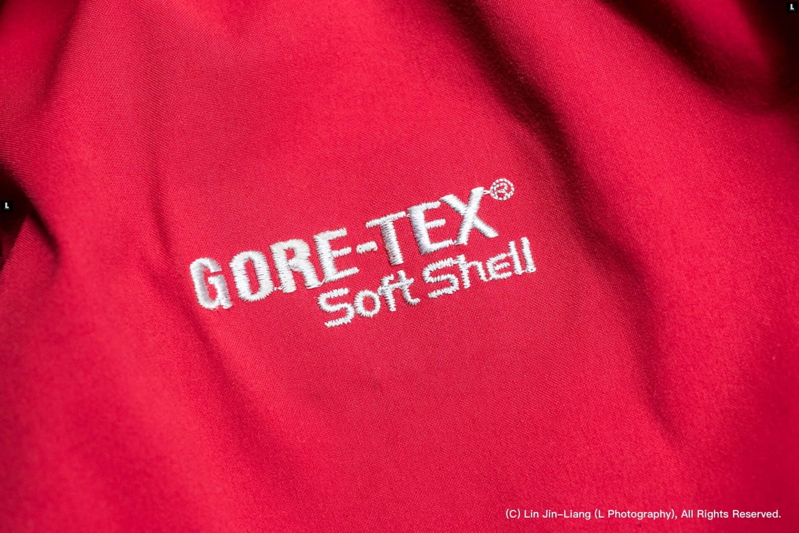 Gore-Tex 防水透氣薄膜所製成的登山夾克（攝影／林金亮）。