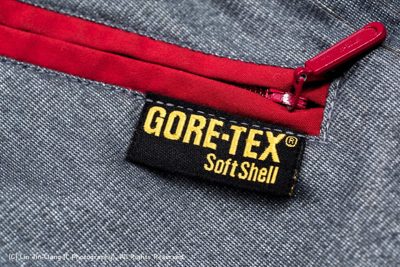 Gore-Tex 夾克內面拉鍊語布標（攝影／林金亮）。