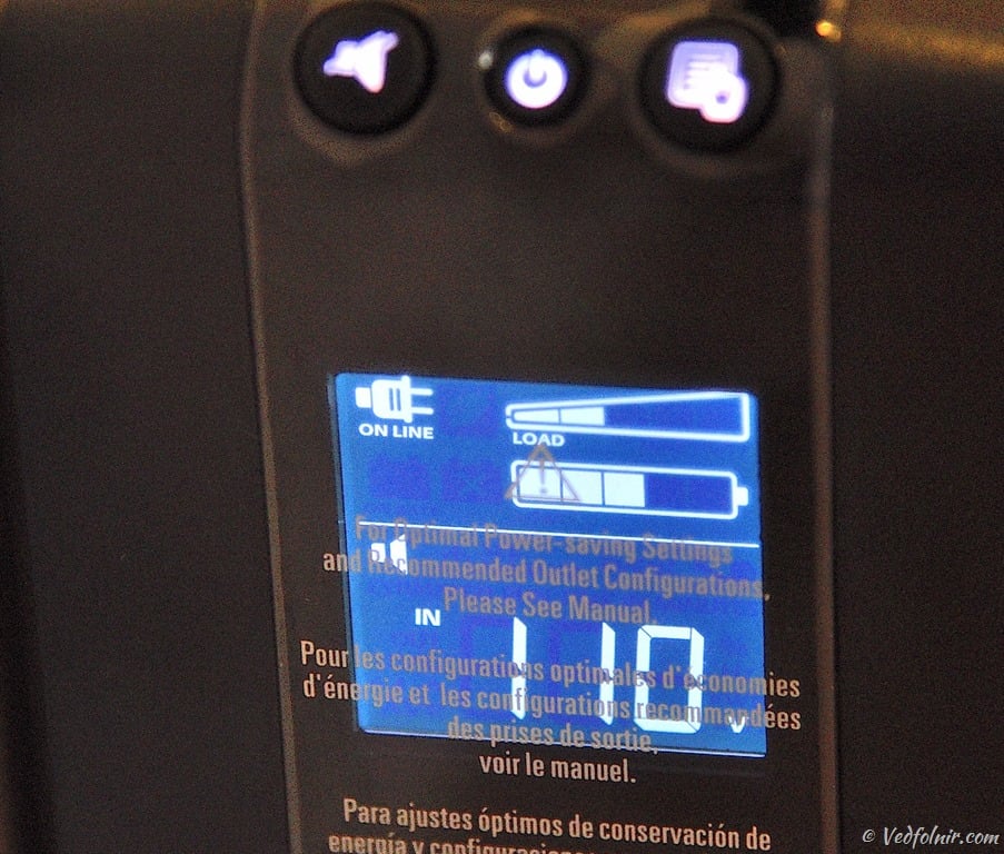 按下顯示切換按鈕,顯示市電電壓值。